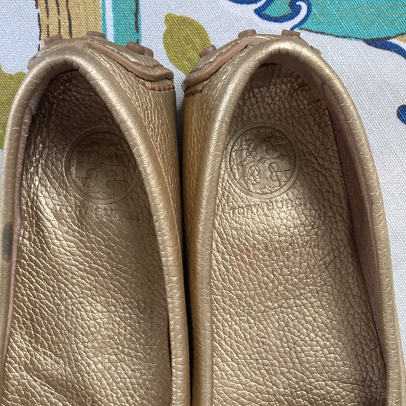 Tory Burch Gold Leather Driving Shoes Size 7.5 Excellent Condition - Picture 3 of 13